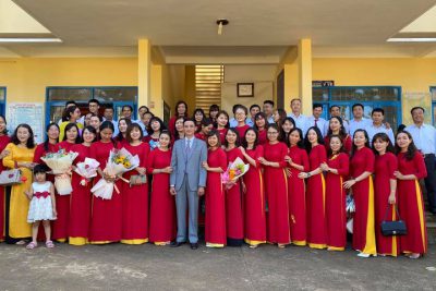 Tập thể CC-VC trường THCS Đinh Tiên Hoàng chào mừng ngày Nhà giáo Việt Nam 20-11